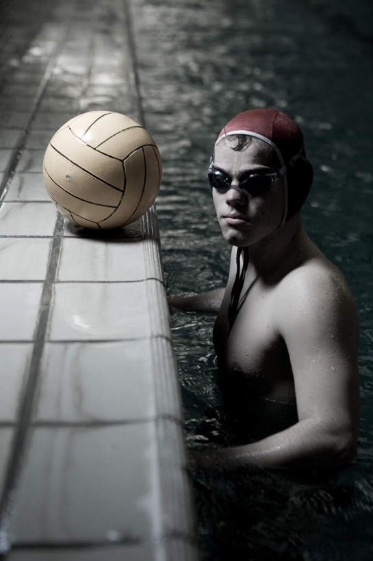 西方人,一个人,体育馆,游泳池,站,竖图,俯视,室内,白天,排球,水,帽子,欧洲,欧洲人,仅一个男性,仅一个人,阴影,波纹,泳帽,反射,眼镜,影子,泳镜,岸边,水池,水面,排球装备,涟漪,扭头,注视,运动器械,泳池,裸露,仅一个年轻男性,一个,水纹,游泳眼镜,波浪,扶,观察,看,站着,转头,健身器械,单个,观看,察看,游泳馆,扶着,关注,游泳帽,裸,健身器材,水晕,排球运动,男人,男性,年轻男性,白种人,站立,半身,彩图,高角度拍摄,运动器材
