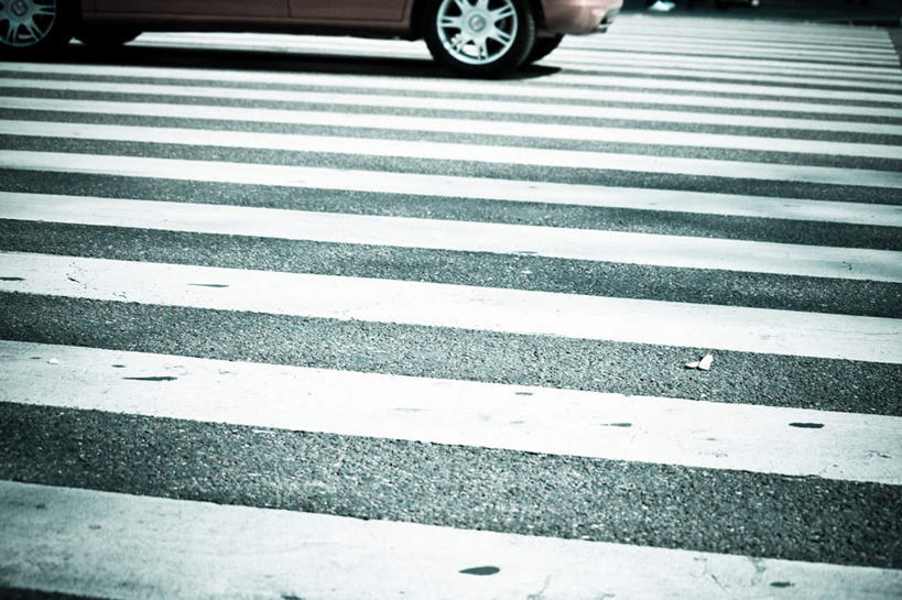 无人,横图,俯视,室外,白天,道路,路,人行横道,公路,汽车,西班牙,欧洲,一辆,阴影,反射,影子,人行道,交通,首都,车,交通工具,轿车,马德里,南欧,载具,人行横道线,西班牙王国,马德里自治区,斑马线,马路,彩图,高角度拍摄