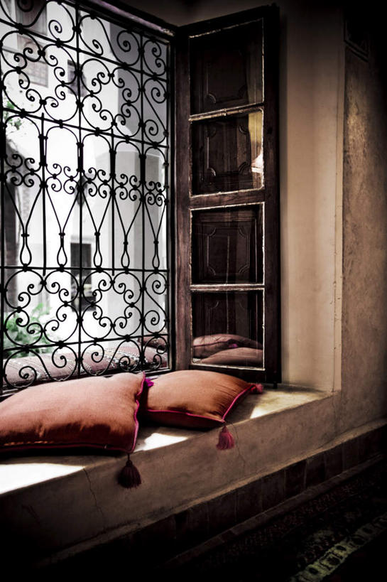 无人,竖图,室内,白天,正面,失败,窗户,阴影,沮丧,光线,影子,玻璃窗,窗台,两个,阳光,垫子,难受,无奈,失望,悲伤,伤心,难过,失落,颓废,挫败,受挫,落败,落空,错过,失足,失意,失策,失算,颓丧,衰颓,悲哀,懊丧,颓靡,气馁,丧气,悲痛,悲恸,败北,挫折,失利,彩图