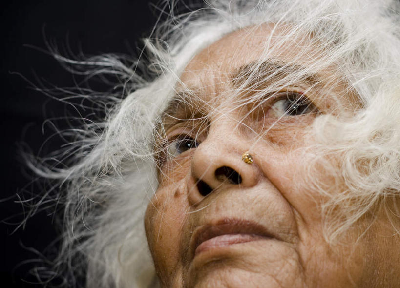 西方人,脸,头,脸颊,头发,一个人,祖母,站,横图,室内,特写,白天,侧面,欧洲,欧洲人,仅一个女性,仅一个人,黑色背景,服装,注视,休闲装,衣服,白色,观察,看,站着,休闲,休闲服,摄影,服饰,仅一个老年女性,影棚,观看,察看,关注,鹤发,老年女性,女人,女性,白种人,头部,脸部,脸蛋,面部,站立,半身,彩图,影棚拍摄,拍摄