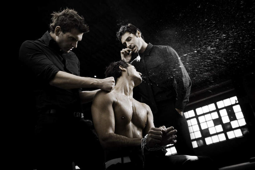 西方人,脸,头,脸颊,三个人,站,坐,横图,室内,特写,白天,正面,水,椅子,欧洲,欧洲人,飞溅,服装,溅,液体,木椅,水滴,休闲装,水珠,衣服,站着,休闲,休闲服,服饰,犯罪,犯法,喷洒,绑架,男人,男性,年轻男性,白种人,头部,脸部,脸蛋,面部,站立,坐着,半身,彩图