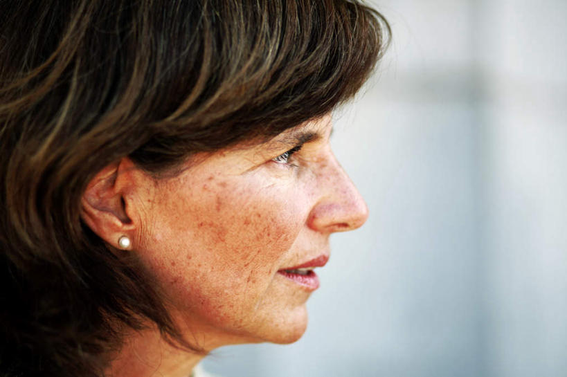 西方人,脸,头,脸颊,一个人,站,横图,室内,特写,白天,侧面,欧洲,欧洲人,仅一个女性,仅一个人,斑点,注视,观察,看,站着,仅一个老年女性,观看,察看,雀斑,关注,雀瘢,老年女性,女人,女性,白种人,头部,脸部,脸蛋,面部,站立,半身,彩图