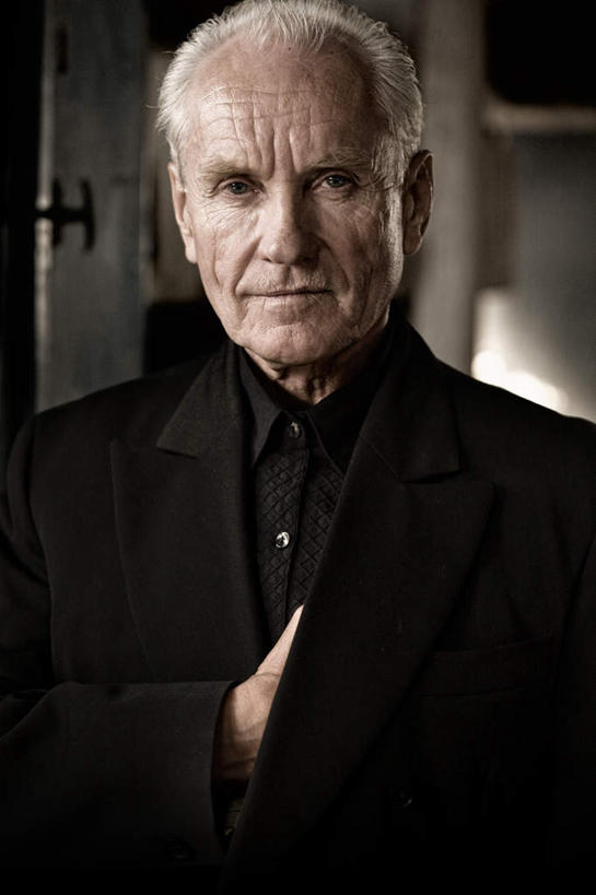 西方人,脸,头,脸颊,一个人,祖父,站,竖图,室内,特写,白天,正面,西装,欧洲,欧洲人,仅一个男性,仅一个人,套装,正装,注视,职业装,观察,看,站着,仅一个老年男性,观看,犯罪,察看,犯法,关注,老年男性,男人,男性,白种人,头部,脸部,脸蛋,面部,站立,半身,彩图