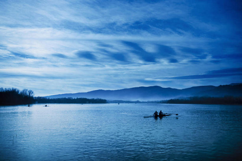 西方人,两个人,坐,横图,室外,白天,旅游,度假,湖,湖泊,美景,日落,山,山脉,树林,水,植物,欧洲,欧洲人,波纹,船桨,湖面,景观,山峰,水流,水面,晚霞,霞光,落日,涟漪,山峦,娱乐,树,树木,背面,蓝色,绿色,蓝天,水纹,天空,自然,黄昏,波浪,湖水,群山,天,享受,休闲,景色,彩霞,放松,生长,成长,自然风光,木排,木筏,水晕,夕照,男人,男性,年轻男性,年轻女性,女人,女性,白种人,夕阳,坐着,半身,彩图,斜阳