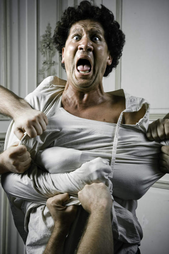 西方人,脸,头,脸颊,手,竖图,室内,特写,白天,正面,欧洲,欧洲人,握,生气,模糊,许多人,拿,拿着,注视,观察,看,张嘴,一群人,手部,握着,愤怒,观看,暴躁,惊恐,察看,发怒,疯狂,关注,情绪,脾气,张大嘴巴,惊慌,恐慌,忿怒,怨恨,强烈,含糊,恍惚,模胡,依稀,隐约,惊骇,精神病,神经病,激动,白种人,头部,脸部,脸蛋,面部,张开嘴,半身,彩图