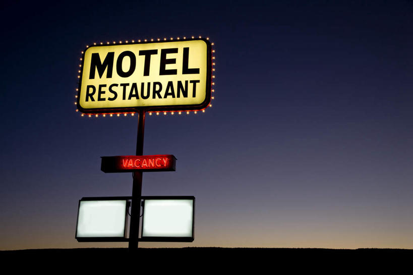 无人,横图,室外,特写,白天,正面,照明,阴影,光线,英文,标志,彩灯,文字,影子,字符,字母,地平线,辽阔,灯光,地面,标识,灯,蓝色,蓝天,天空,灯具,天,广阔,花灯,晴朗,英文字母,一望无际,照亮,照明设备,延伸,万里无云,天地相交,无边无际,一马平川,饭铺,晴空,晴空万里,彩图,饭店,饭馆