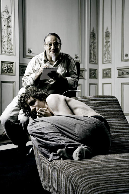 西方人,脸,头,脸颊,两个人,躺,竖图,室内,特写,白天,正面,沙发,欧洲,欧洲人,握,生气,模糊,记事本,拿,拿着,注视,本子,笔记本,观察,看,握着,愤怒,观看,暴躁,察看,发怒,疯狂,关注,情绪,脾气,布艺沙发,忿怒,怨恨,强烈,含糊,恍惚,模胡,依稀,隐约,精神病,神经病,卧着,激动,老年男性,男人,男性,年轻男性,白种人,头部,脸部,脸蛋,面部,躺着,卧,半身,彩图