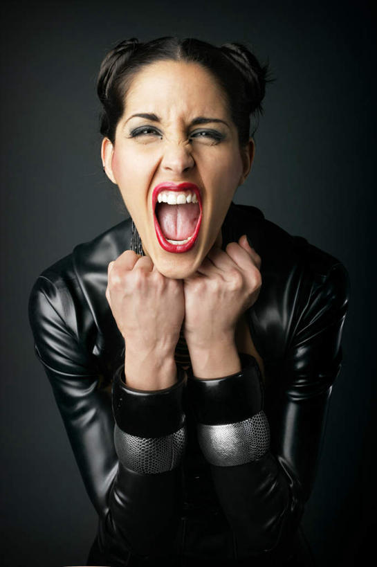 西方人,一个人,笑,大笑,竖图,室内,白天,正面,兴奋,欧洲,欧洲人,仅一个年轻女性,仅一个女性,仅一个人,撑,黑色背景,服装,托腮,休闲装,衣服,黑色,托,张嘴,休闲,休闲服,摄影,服饰,影棚,盘发,托下巴,皮夹克,张大嘴巴,哈哈大笑,年轻女性,女人,女性,白种人,张开嘴,半身,彩图,影棚拍摄,高兴,狂笑,拍摄,短发