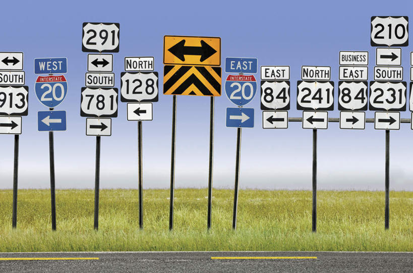 无人,横图,室外,白天,正面,草地,太阳,植物,指示牌,金属制品,一排,许多,阴影,整齐,光线,金属,标志,数字,文字,影子,字符,插,标识,草,排列,蓝色,绿色,蓝天,天空,阳光,天,阿拉伯数字,晴朗,队列,万里无云,晴空,晴空万里,彩图