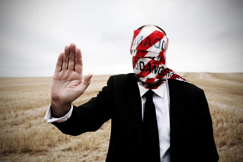 西方人,一个人,商务人士,商务男性,站,举,横图,室外,白天,正面,衬衫,植物,欧洲,欧洲人,仅一个男性,仅一个人,盘绕,套装,枯萎,环绕,围绕,英文,标志,头巾,文字,字符,字母,云,云朵,枯草,云彩,环抱,标识,草,仅一个年轻男性,黄色,蓝色,白云,蓝天,天空,天,托,站着,缭绕,晴朗,英文字母,禁止,商务装,工薪阶层,停滞,阻遏,伤害,制止,阻挠,阻滞,危险,男人,男性,年轻男性,白种人,白领,上班族,晴空,举起,举手,举着,向上举,向上伸,向上托,站立,半身,彩图,衬衣