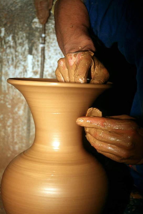 西方人,一个人,站,竖图,室内,白天,正面,绘画,欧洲,欧洲人,仅一个男性,仅一个人,握,制作,彩绘,瓷器,陶瓷,旋转,仅一个年轻男性,站着,握着,建造,陶艺,扭转,拉胚,彩釉,拉坯,男人,男性,年轻男性,白种人,画画,站立,半身,彩图