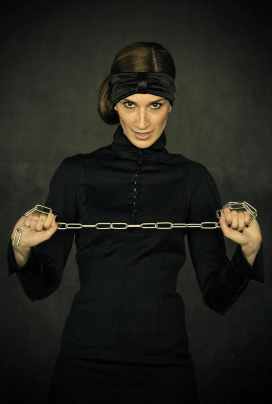 西方人,一个人,站,笑,微笑,竖图,室外,白天,正面,金属制品,欧洲,欧洲人,仅一个年轻女性,仅一个女性,仅一个人,连接,握,灰色背景,组合,服装,金属,棕色,注视,休闲装,衣服,黑色,观察,看,站着,休闲,休闲服,握着,摄影,服饰,影棚,观看,锁链,链接,盘发,察看,紧固,关注,拼接,拼凑,虐待,邪恶,拼合,凑集,聚合,撮合,链结,牢固,罪恶,险恶,性虐,年轻女性,女人,女性,白种人,长发,站立,半身,彩图,影棚拍摄,拍摄