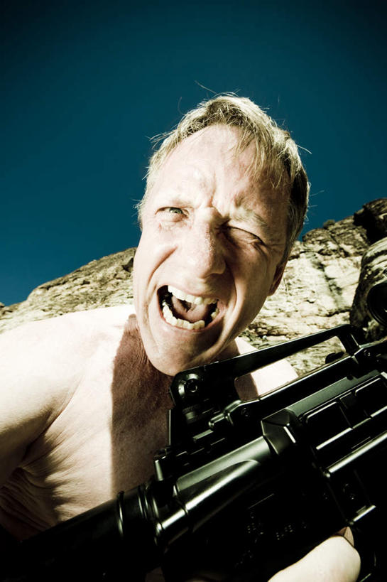 西方人,一个人,闭眼,竖图,室外,白天,仰视,山,山脉,金属制品,欧洲,欧洲人,仅一个男性,仅一个人,仅一个中年男性,握,服装,金属,山峰,山峦,注视,休闲装,衣服,蓝色,白色,黑色,蓝天,天空,群山,天,观察,看,张嘴,休闲,休闲服,握着,服饰,晴朗,观看,察看,犯人,罪犯,疯狂,关注,枪械,囚犯,张大嘴巴,万里无云,监犯,囚徒,罪人,男人,男性,中年男性,白种人,晴空,晴空万里,张开嘴,闭眼睛,闭着眼,闭着眼睛,半身,彩图,低角度拍摄