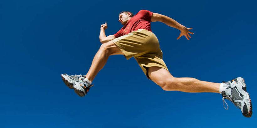 西方人,一个人,跑,跳,举,横图,室外,白天,仰视,锻炼,运动,太阳,欧洲,欧洲人,仅一个男性,仅一个人,阴影,服装,光线,影子,半空,休闲装,仅一个年轻男性,衣服,红色,蓝色,蓝天,天空,阳光,天,托,休闲,休闲服,服饰,晴朗,挥动,挥舞,万里无云,摆荡,体育,男人,男性,年轻男性,白种人,晴空,晴空万里,举起,举手,举着,跑步,跳跃,向上举,向上伸,向上托,彩图,低角度拍摄,全身,健身