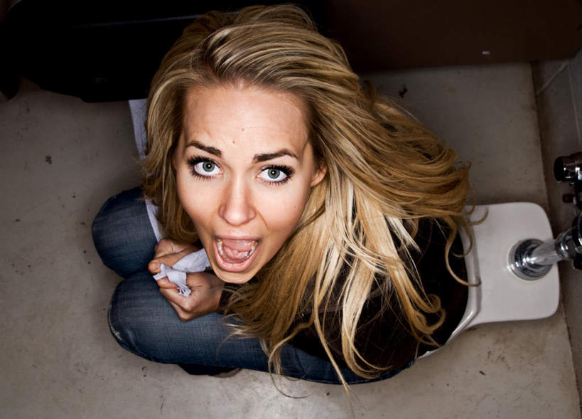 西方人,一个人,横图,俯视,室内,白天,生活用品,卫生间,浴室,欧洲,欧洲人,仅一个年轻女性,仅一个女性,仅一个人,马桶,注视,看,张嘴,金色,座便器,吃惊,受惊,关注,卫浴,偷窥,张大嘴巴,子孙桶,窃看,窃视,年轻女性,女人,女性,白种人,长发,淋浴房,张开嘴,抬头,仰头,彩图,高角度拍摄,全身,冲凉房,沐浴间,沐浴室