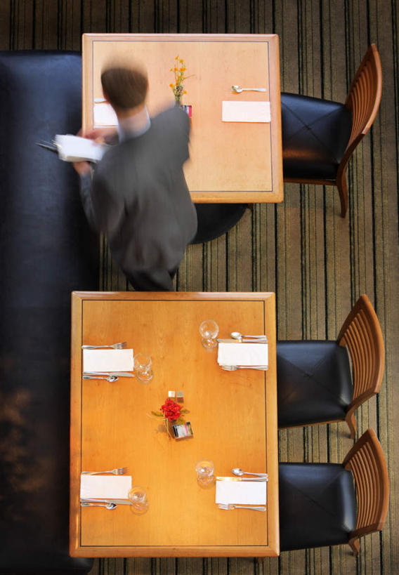 西方人,一个人,前台,服务员,站,竖图,俯视,室内,白天,餐桌,地板,沙发,桌子,椅子,欧洲,欧洲人,仅一个男性,仅一个人,木制,木椅,地面,木地板,仅一个年轻男性,三个,木制品,站着,餐台,接待员,男人,男性,年轻男性,白种人,服务生,侍者,站立,彩图,高角度拍摄,全身,皮沙发