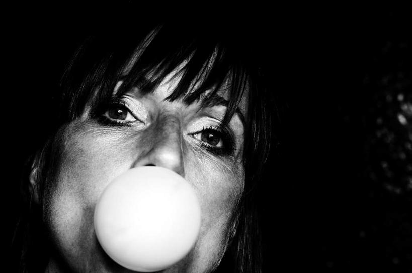 西方人,一个人,横图,黑白,室内,白天,仰视,欧洲,欧洲人,仅一个年轻女性,仅一个女性,仅一个人,食品,糖果,软糖,食物,一个,白色,泡泡,甜食,吹,单个,泡泡糖,年轻女性,女人,女性,白种人,半身,低角度拍摄