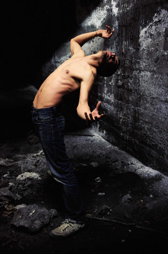 西方人,一个人,站,举,伸展双臂,竖图,室内,白天,侧面,石头,欧洲,欧洲人,仅一个男性,仅一个人,弯腰,石子,墙,裸露,墙壁,墙面,仅一个年轻男性,黑色,托,站着,犯罪,犯法,犯人,吼叫,裸,囚犯,弯身,呼啸,监犯,囚徒,罪人,男人,男性,年轻男性,白种人,石块,岩石,敞开双臂,举起,举手,举着,伸开双臂,向上举,向上伸,向上托,展开双肩,站立,张开手臂,张开双臂,彩图,全身,短发