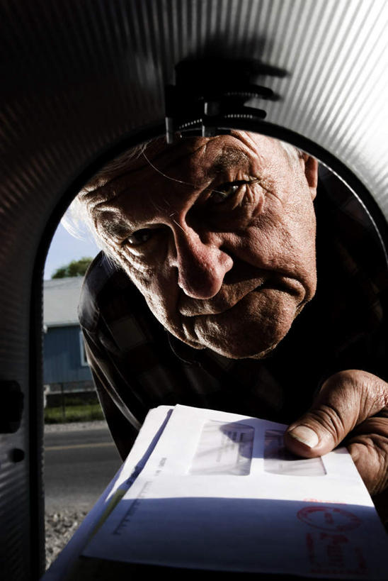 西方人,脸,头,脸颊,一个人,竖图,室外,特写,白天,正面,欧洲,欧洲人,仅一个男性,仅一个人,弯腰,握,传递,信息,联系,拿,拿着,注视,邮筒,邮箱,观察,看,仅一个老年男性,联络,握着,邮递,通信,信件,观看,察看,关注,邮政,弯身,一封,信函,老年男性,男人,男性,白种人,头部,脸部,脸蛋,面部,半身,彩图