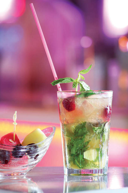 无人,竖图,室内,白天,正面,杯子,水果,许多,朦胧,模糊,新鲜,生食,食品,果实,很多,玻璃制品,食物,一只,红色,绿色,水杯,碗,有机食品,绿色食品,混合,放置,搁置,安排,夜总会,混淆,夹杂,玻璃杯,彩图