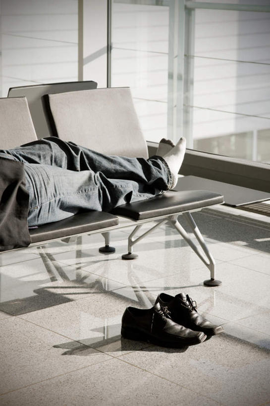 西方人,一个人,机场,躺,睡,竖图,室内,白天,侧面,鞋,鞋子,椅子,欧洲,欧洲人,仅一个男性,仅一个人,仅一个中年男性,一双,皮革,黑色,休息,期待,等待,等候,歇息,苏息,卧着,男人,男性,中年男性,白种人,困,困觉,寝息,睡觉,躺着,卧,半身,彩图,皮鞋