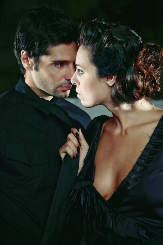 西方人,两个人,握手,竖图,室内,白天,侧面,爱情,跳舞,欧洲,欧洲人,浪漫,注视,相视,观察,看,亲昵,温暖,温馨,面对面,恩爱,亲密,亲热,恋人,观看,对视,和睦,察看,关注,相对,暧昧,舞姿,探戈,相看,亲切,密切,男人,男性,年轻男性,年轻女性,女人,女性,白种人,情侣,搀手,拉手,手搀手,手拉手,手牵手,手握手,半身,彩图,舞蹈,伴侣,融洽