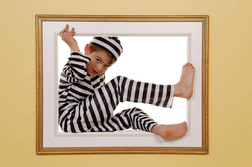 西方人,儿童,一个人,坐,拉,横图,室内,白天,侧面,纯洁,帽子,相框,欧洲,欧洲人,仅一个男性,仅一个人,躲藏,条纹,服装,木制,墙,注视,休闲装,墙壁,墙面,小孩,衣服,黄色,木制品,框架,观察,看,仅一个小孩,休闲,休闲服,可爱,童年,童趣,服饰,观看,察看,关注,童真,烂漫,无邪,一顶,天真,男孩,男人,男性,白种人,孩子,坐着,彩图,全身,男生