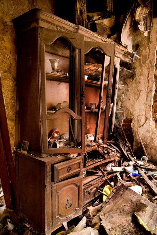 无人,家,竖图,室内,白天,侧面,柜子,破旧,陈旧,木制,房屋,屋子,破坏,楼房,破损,住宅,木制品,橱柜,杂乱,损坏,混乱,陈腐,紊乱,芜杂,破败,彩图,房子