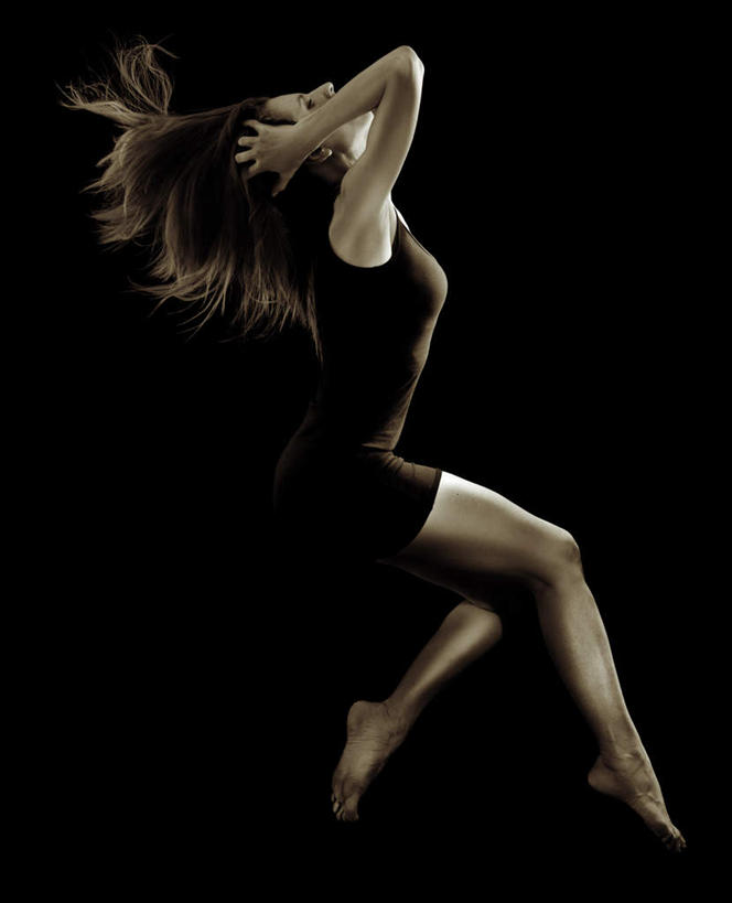 西方人,手,腿部,腿,一个人,跳舞者,竖图,室内,白天,侧面,跳舞,欧洲,欧洲人,仅一个年轻女性,仅一个女性,仅一个人,抱头,黑色背景,手部,摄影,影棚,舞姿,捧首,捧头,年轻女性,女人,女性,白种人,舞蹈家,舞蹈演员,舞者,彩图,全身,影棚拍摄,拍摄,舞蹈