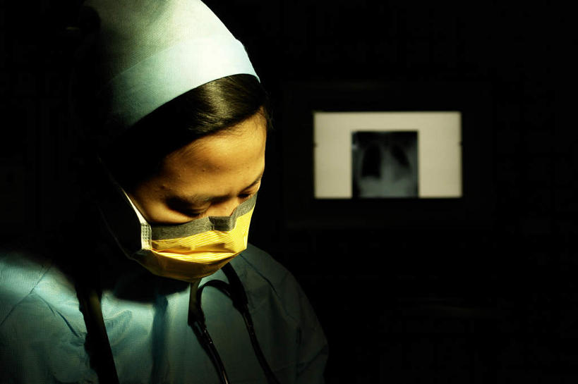 西方人,脸,头,脸颊,一个人,医生,横图,室内,特写,白天,侧面,帽子,欧洲,欧洲人,仅一个年轻女性,仅一个女性,仅一个人,阴影,检查,分析,光线,影子,繁忙,注视,运动帽,一个,黄色,阳光,听诊器,观察,看,医护人员,医疗人员,鸭舌帽,单个,观看,察看,医疗设备,关注,忙碌,一顶,劳碌,年轻女性,女人,女性,白种人,头部,脸部,脸蛋,面部,大夫,半身,彩图