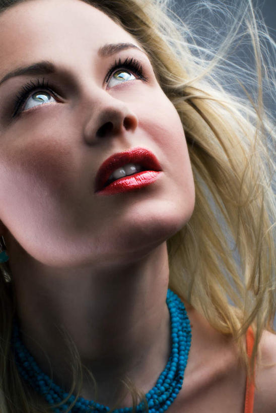 西方人,一个人,模特,竖图,室内,特写,白天,正面,欧洲,欧洲人,仅一个年轻女性,仅一个女性,仅一个人,蓝色背景,注视,观察,看,思考,摄影,影棚,观看,察看,关注,思虑,尤物,年轻女性,女人,女性,白种人,模特儿,抬头,仰头,半身,彩图,影棚拍摄,拍摄,佳丽,丽人,美人