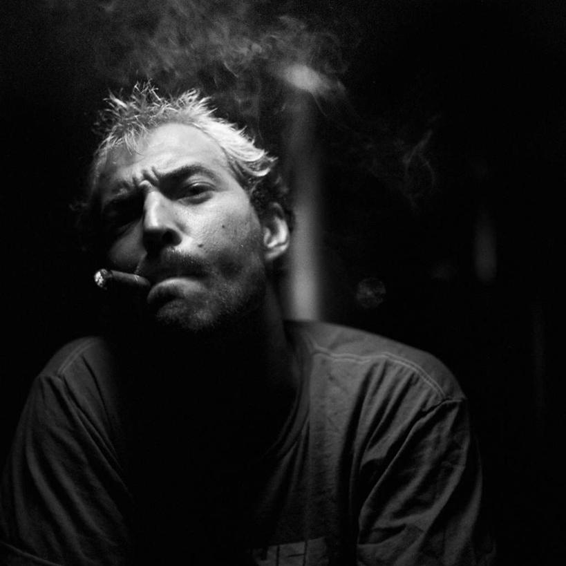 西方人,一个人,吸烟,方图,黑白,室内,特写,白天,正面,香烟,欧洲,欧洲人,仅一个男性,仅一个人,仅一个中年男性,黑色背景,注视,观察,看,雪茄,烟,摄影,影棚,观看,一支,察看,关注,男人,男性,中年男性,白种人,卷烟,烟草,纸烟,抽烟,半身,影棚拍摄,拍摄