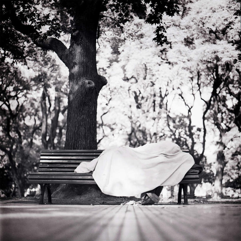 西方人,一个人,公园,躺,睡,方图,黑白,室外,白天,旅游,度假,美景,植物,椅子,欧洲,欧洲人,仅一个人,一张,长椅,景观,娱乐,树,树干,树木,绿色,自然,享受,休闲,景色,放松,生长,成长,自然风光,流浪者,卧着,白种人,困,困觉,寝息,睡觉,躺着,卧,半身,彩图