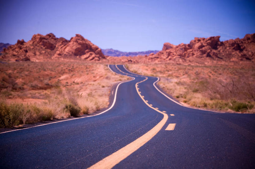 无人,横图,室外,白天,正面,旅游,度假,美景,山,山脉,城市,道路,路,公路,美国,阴影,光线,影子,景观,山峰,分界线,停车线,交通,山峦,娱乐,蓝色,蓝天,天空,阳光,自然,群山,天,享受,休闲,景色,放松,晴朗,车行道,车行道分界线,亚利桑那,北美,北美洲,自然风光,标线,美洲,亚利桑那州,车行线,万里无云,大峡谷之州,北亚美利加洲,亚美利加洲,塞多纳,晴空,晴空万里,马路,彩图