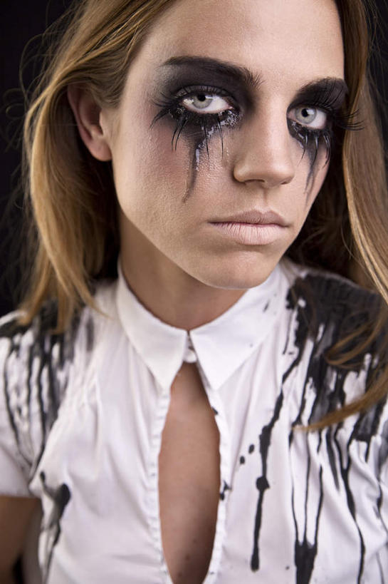 西方人,脸,头,鼻子,嘴,耳朵,脸颊,眉毛,睫毛,一个人,站,竖图,室内,白天,正面,欧洲,欧洲人,瞳孔,仅一个年轻女性,仅一个女性,仅一个人,阴影,服装,反射,墨水,影子,注视,休闲装,衣服,观察,看,站着,休闲,晕染,休闲服,眼影,眼泪,眼部,服饰,观看,察看,关注,年轻女性,女人,女性,白种人,头部,鼻,鼻孔,耳,耳部,睫,口,口腔,脸部,脸蛋,眉,面部,眼,眼睫毛,眼眉,嘴巴,嘴唇,站立,半身,彩图,眼眉毛