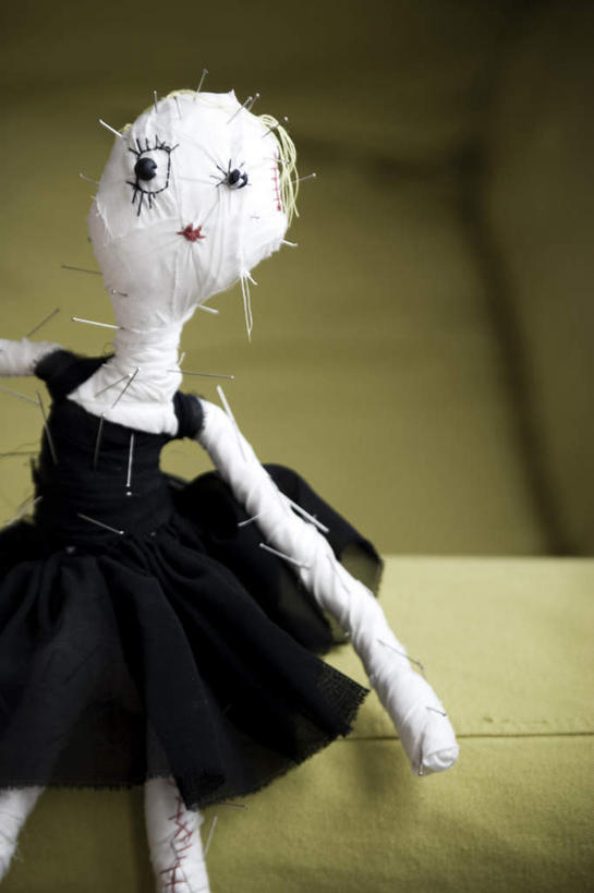 无人,竖图,俯视,室内,特写,白天,游戏,沙发,静物,玩具,阴影,反射,娃娃,影子,玩,娱乐,休闲,益智,活动,发泄,消遣,智力,诅咒,布艺沙发,宣泄,巫术,谩骂,咒骂,玩耍,嬉戏,彩图,高角度拍摄