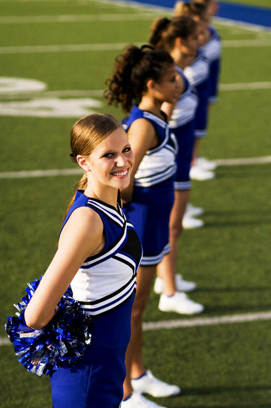 西方人,体育馆,运动场,站,笑,微笑,露齿笑,横图,俯视,室外,白天,草地,草坪,植物,欧洲,欧洲人,五个人,阴影,服装,朦胧,模糊,光线,影子,许多人,注视,休闲装,体育场,草,衣服,绿色,阳光,观察,回头,看,站着,转头,一群人,休闲,休闲服,服饰,观看,察看,关注,背手,运动馆,拉拉花,拉拉球,啦啦花,啦啦球,年轻女性,女人,女性,白种人,站立,半身,彩图,高角度拍摄