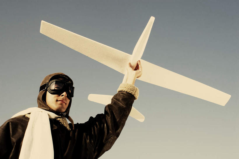 西方人,脸,头,鼻子,嘴,耳朵,脸颊,眉毛,睫毛,一个人,站,横图,室外,特写,白天,仰视,安全,欧洲,欧洲人,瞳孔,仅一个男性,仅一个人,阴影,服装,装饰,光线,眼镜,影子,防护,飞机模型,注视,休闲装,仅一个年轻男性,衣服,蓝色,白色,蓝天,天空,阳光,围巾,天,观察,看,站着,休闲,温暖,休闲服,眼部,服饰,晴朗,围脖,观看,保暖,护目镜,保护,华丽,点缀,察看,卫生,御寒,关注,保险,纯真,万里无云,保全,周全,安稳,安定,衬托,美观,雅致,雅观,洁净,安全防护眼镜,光明,恬静,中间色,朴素,清白,平安,男人,男性,年轻男性,白种人,头部,鼻,鼻孔,耳,耳部,睫,口,口腔,脸部,脸蛋,眉,面部,眼,眼睫毛,眼眉,嘴巴,嘴唇,晴空,晴空万里,站立,半身,彩图,低角度拍摄,防护眼镜,眼眉毛