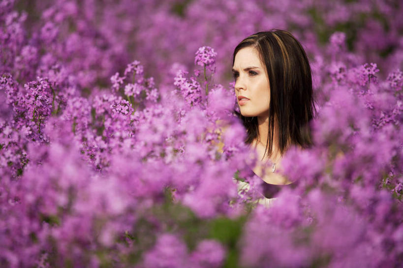 西方人,一个人,站,横图,室外,白天,侧面,旅游,度假,花海,花圃,美景,植物,叶子,欧洲,欧洲人,仅一个年轻女性,仅一个女性,仅一个人,朦胧,模糊,盛开,景观,花蕾,注视,娱乐,花,花瓣,花朵,花卉,鲜花,绿色,紫色,自然,花丛,花束,花田,春季,春天,花苞,花蕊,观察,看,站着,享受,休闲,景色,放松,观看,生机,察看,生命,关注,自然风光,春日,年轻女性,女人,女性,白种人,站立,半身,彩图