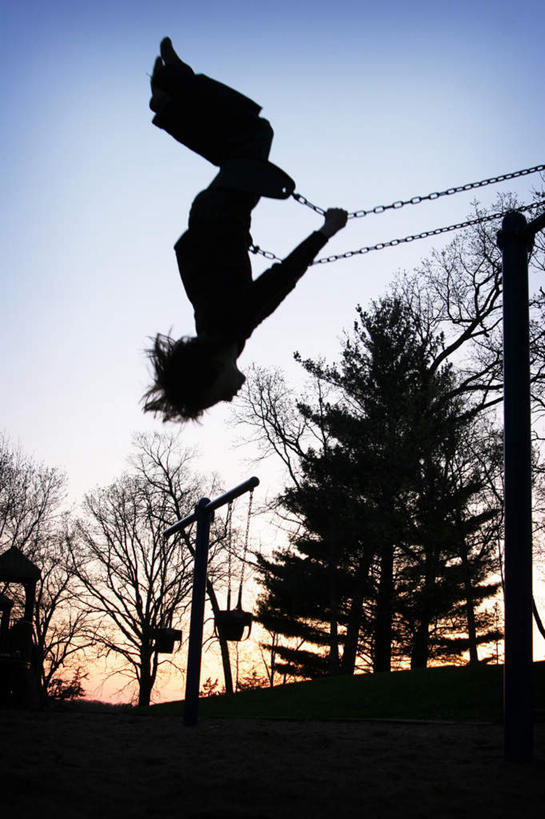 西方人,儿童,一个人,公园,坐,竖图,室外,白天,仰视,旅游,度假,兴奋,纯洁,美景,植物,欧洲,欧洲人,仅一个男性,仅一个人,景观,背光,娱乐,树,树木,小孩,黄色,蓝色,绿色,蓝天,天空,自然,黄昏,天,荡秋千,仅一个小孩,享受,休闲,景色,放松,可爱,童年,童趣,生长,晴朗,成长,欢快,喜悦,自然风光,欢腾,逆光,童真,烂漫,无邪,万里无云,庆幸,薄暮,天真,男孩,男人,男性,白种人,孩子,晴空,晴空万里,坐着,半身,彩图,低角度拍摄,高兴,欢乐,开心,愉快,傍晚,男生