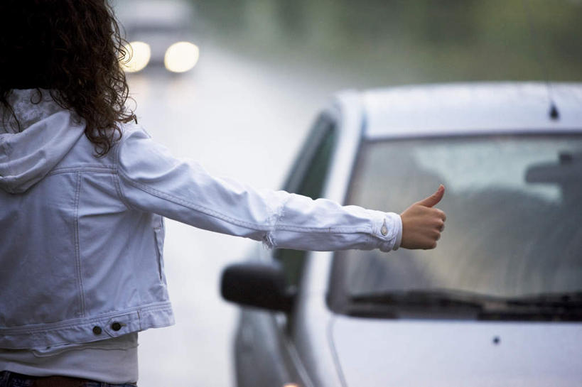 西方人,手,一个人,站,举,横图,室外,白天,汽车,欧洲,欧洲人,仅一个年轻女性,仅一个女性,仅一个人,阴影,服装,反射,测量,影子,休闲装,车,背面,衣服,交通工具,轿车,手势,托,站着,休闲,手部,休闲服,竖,服饰,翘,食指,载具,拦车,尺寸,丈量,数量,年轻女性,女人,女性,白种人,大拇指,举起,举手,举着,向上举,向上伸,向上托,站立,半身,彩图