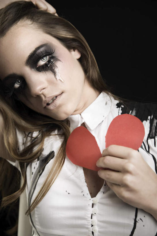 西方人,脸,头,鼻子,嘴,耳朵,脸颊,眉毛,睫毛,手,一个人,举,竖图,室内,特写,白天,正面,爱情,欧洲,欧洲人,瞳孔,仅一个年轻女性,仅一个女性,仅一个人,握,阴影,服装,爱心,破碎,反射,影子,浪漫,拿,拿着,注视,休闲装,衣服,观察,看,托,休闲,温暖,温馨,心形,晕染,手部,休闲服,眼影,恩爱,握着,眼泪,眼部,服饰,观看,和睦,察看,碎裂,破裂,关注,分裂,年轻女性,女人,女性,白种人,心型,头部,鼻,鼻孔,耳,耳部,睫,口,口腔,脸部,脸蛋,眉,面部,眼,眼睫毛,眼眉,嘴巴,嘴唇,举起,举手,举着,向上举,向上伸,向上托,半身,彩图,融洽,眼眉毛,决裂