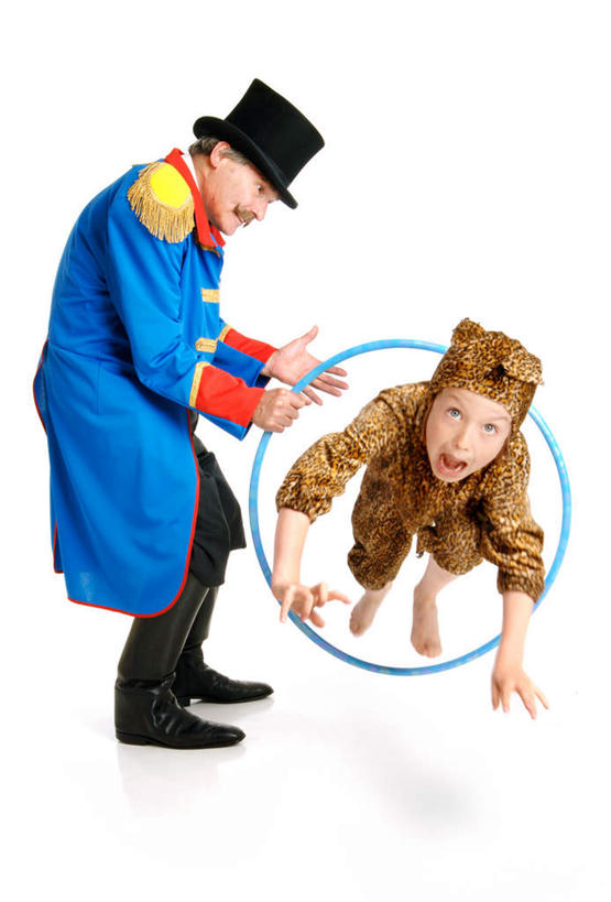 西方人,脸,头,脸颊,两个人,站,跳,竖图,室内,白天,白色背景,正面,帽子,欧洲,欧洲人,表演,半空,礼帽,扮演,站着,摄影,影棚,害怕,演出,胆怯,畏惧,男人,男性,年轻男性,年轻女性,女人,女性,白种人,头部,脸部,脸蛋,面部,跳跃,站立,彩图,全身,影棚拍摄,拍摄