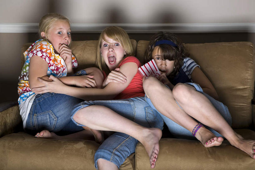 西方人,儿童,三个人,坐,抱,横图,室内,白天,正面,沙发,欧洲,欧洲人,服装,休闲装,小孩,衣服,休闲,休闲服,服饰,抱着,搂着,恐怖,惧怕,惊骇,恐惊,恐惧,女孩,女人,女性,白种人,搂,搂抱,相抱,坐着,彩图,全身,女生,皮沙发