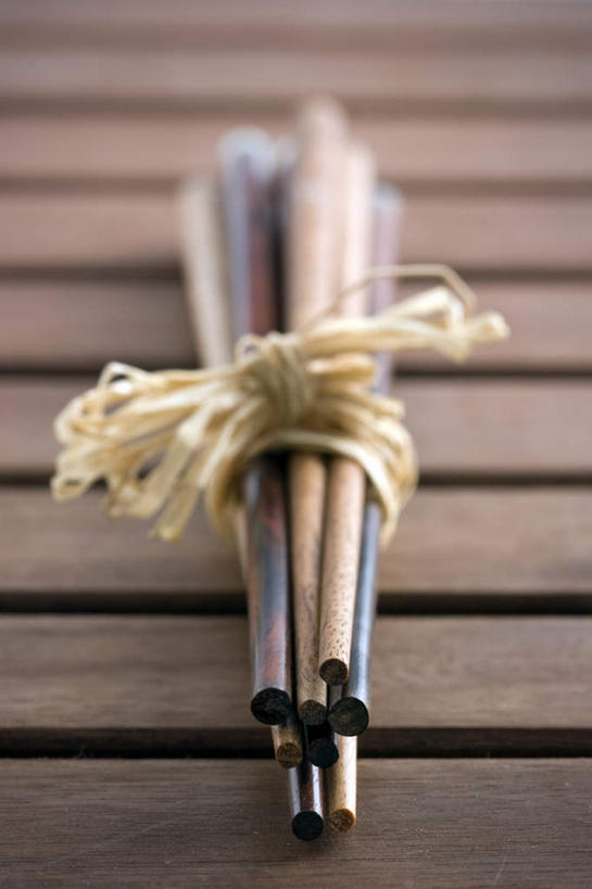 无人,竖图,俯视,室内,特写,白天,筷子,桌面,桌子,静物,餐具,三双,木制,文化,传统,木制品,捆绑,礼节,礼仪,绑缚,进餐用具,彩图,高角度拍摄