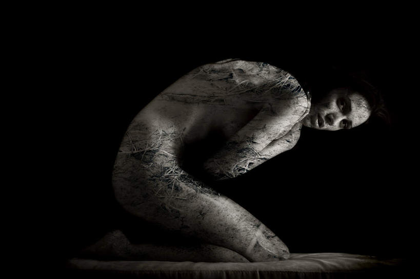 一个人,抱,横图,室内,白天,正面,仅一个年轻女性,仅一个女性,仅一个人,黑色背景,纹理,扭头,注视,裸露,观察,看,转头,摄影,肮脏,影棚,赤裸,抱着,观看,肌肤,察看,搂着,关注,裸,苗条,邋遢,肌理,龌龊,污秽,修长,年轻女性,女人,女性,怀抱,搂,搂抱,相抱,拥抱,彩图,全身,影棚拍摄,拍摄