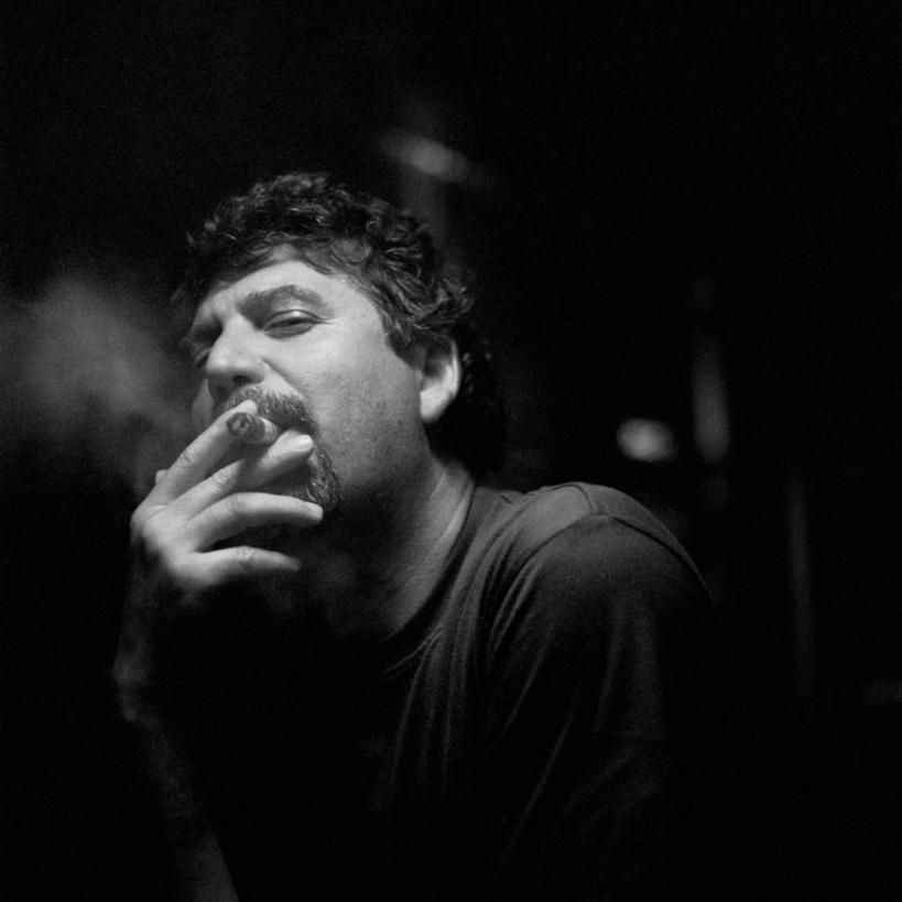 西方人,一个人,坐,吸烟,方图,黑白,室内,白天,正面,香烟,欧洲,欧洲人,仅一个男性,仅一个人,仅一个中年男性,黑色背景,夹,注视,观察,看,烟,摄影,影棚,观看,一支,察看,关注,男人,男性,中年男性,白种人,卷烟,烟草,纸烟,抽烟,坐着,半身,影棚拍摄,拍摄