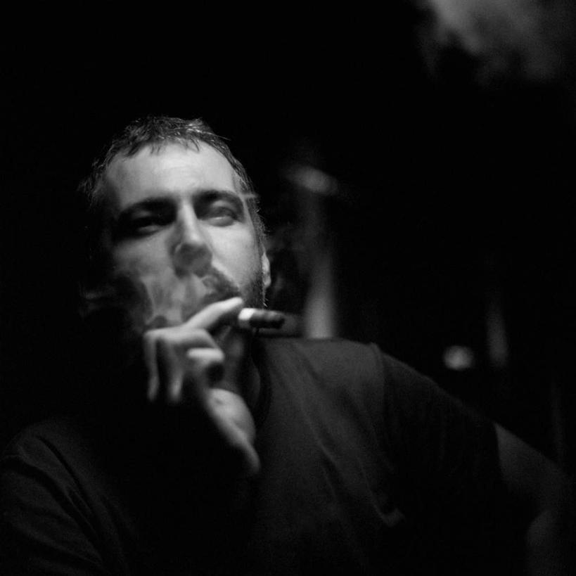 西方人,一个人,坐,吸烟,方图,黑白,室内,白天,正面,香烟,欧洲,欧洲人,仅一个男性,仅一个人,仅一个中年男性,黑色背景,夹,注视,观察,看,烟,摄影,影棚,观看,一支,察看,关注,男人,男性,中年男性,白种人,卷烟,烟草,纸烟,抽烟,坐着,半身,影棚拍摄,拍摄