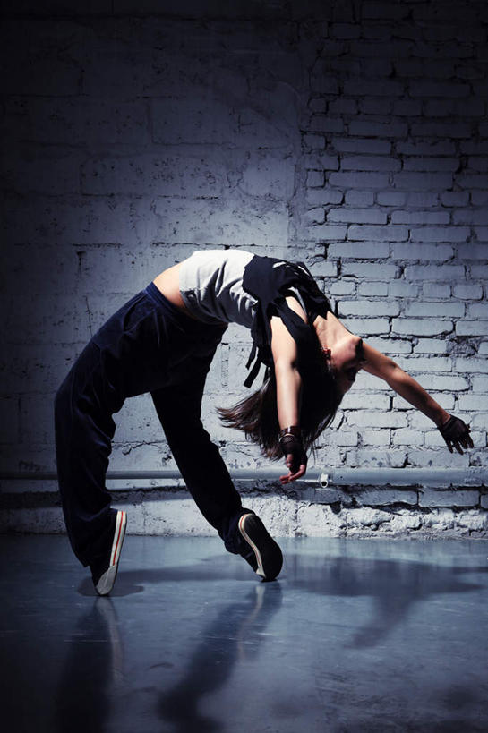 西方人,一个人,站,伸展双臂,竖图,室内,白天,侧面,欧洲,欧洲人,仅一个年轻女性,仅一个女性,仅一个人,弯腰,阴影,服装,装饰,反射,影子,墙,倾斜,休闲装,墙壁,墙面,衣服,手套,站着,休闲,温暖,休闲服,服饰,踮,保暖,华丽,点缀,御寒,歪斜,衬托,美观,雅致,雅观,踮着,哈腰,年轻女性,女人,女性,白种人,敞开双臂,伸开双臂,展开双肩,站立,张开手臂,张开双臂,彩图,全身