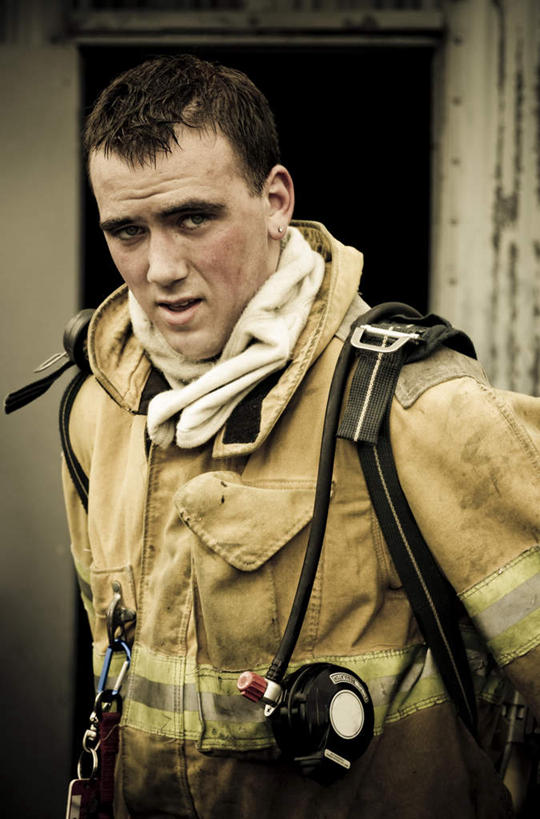 西方人,一个人,消防员,家,站,竖图,室外,白天,正面,工作服,制服,欧洲,欧洲人,仅一个男性,仅一个人,房屋,屋子,注视,楼房,住宅,仅一个年轻男性,观察,看,站着,呼吸器,观看,察看,关注,工作制服,男人,男性,年轻男性,白种人,救火员,站立,半身,彩图,工作套服,房子